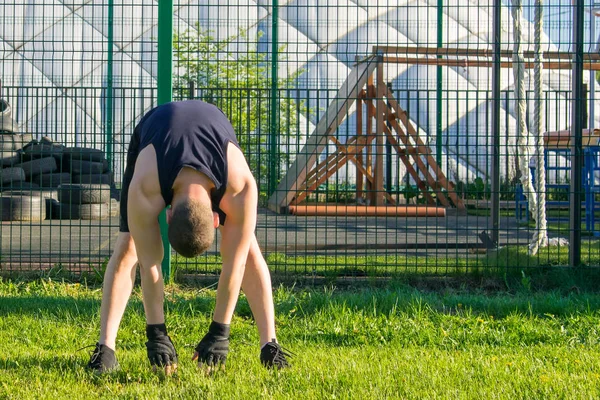 Hombre Haciendo Deportes Aire Libre Estirando Espalda — Foto de Stock