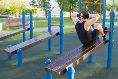 adam pompalar sokakta bir spor zemin üzerinde basın