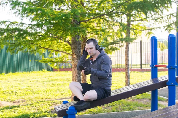 Entre Los Intervalos Enfoques Deportivos Hombre Elige Música Teléfono Sentado — Foto de Stock