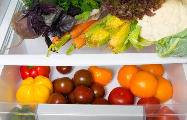 Белом Холодильнике Полках Крупным Планом Свежих Овощей Помидоров Перца Моркови — стоковое фото