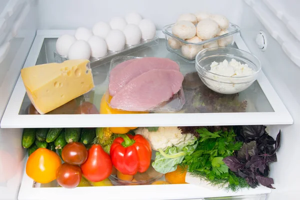 Weißen Kühlschrankfond Oberen Regal Eier Fisch Pilze Quark Putenfleisch Käse — Stockfoto