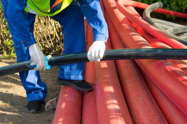 beyaz eldiven işçilerin eller, ahşap bir arka plan üzerinde, ısınma sürecinde kaplin ve boru düzeltmek