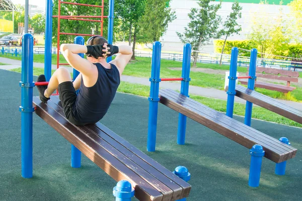 Hombre Haciendo Deporte Aire Libre Haciendo Ejercicio Prensa Banco Escuchando — Foto de Stock