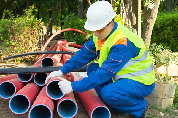 Constructor Casco Blanco Saca Tubos Plástico Rojo Una Zanja Para — Foto de Stock