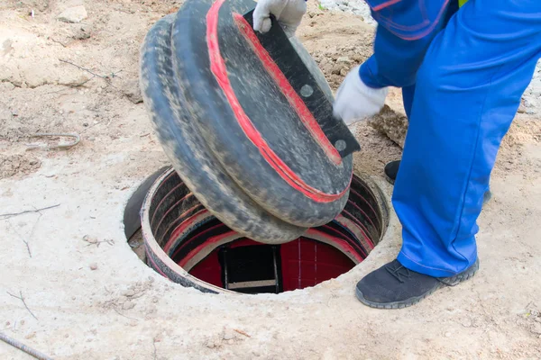 Mani Dei Lavoratori Guanti Bianchi Fissare Accoppiamento Tubo Nel Processo — Foto Stock