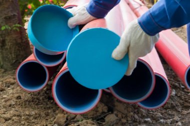 eller özel fişler ile büyük plastik boruların uçlarını kaplar