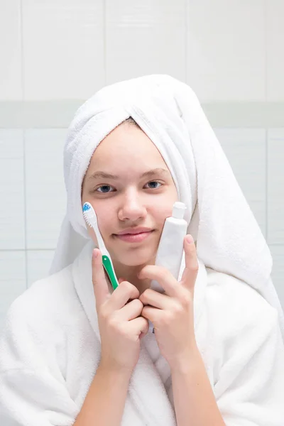 Dívka Bílým Ručníkem Hlavě Zubní Pastu Kartáč Dlaních — Stock fotografie