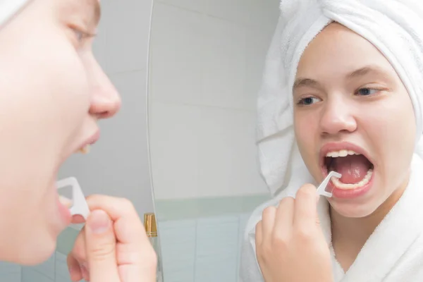 Женщина Зубной Нитью Стоящая Перед Зеркалом — стоковое фото