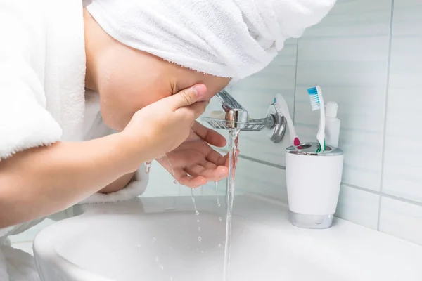 Chica Lava Cara Con Agua Sobre Lavabo Baño — Foto de Stock