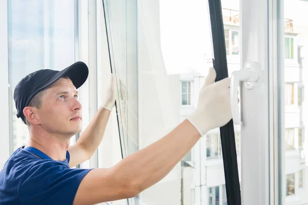 Master Pone Una Nueva Ventana Doble Acristalamiento Una Ventana Plástico — Foto de Stock