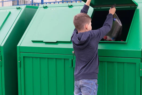 Chlapec Hází Černou Tašku Odpadem Odpadové Nádrži — Stock fotografie