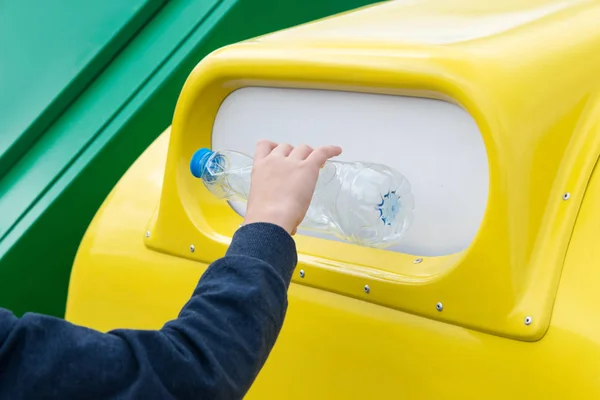 Primer Plano Una Mano Los Niños Lanzando Una Botella Plástico — Foto de Stock