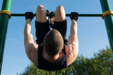 bir t-shirt bir adam mavi gökyüzüne karşı bir egzersiz 