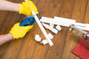 su temini için plastik borukesme işlemi, üst görünüm