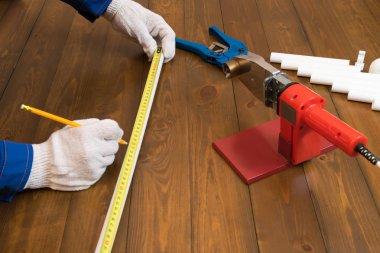 mans eller için beyaz bir plastik boru kesti 