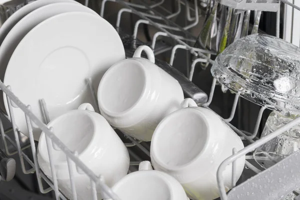Четыре Чистые Белые Чашки Кофе Блюдца Решетке Посудомоечной Машины Вид — стоковое фото