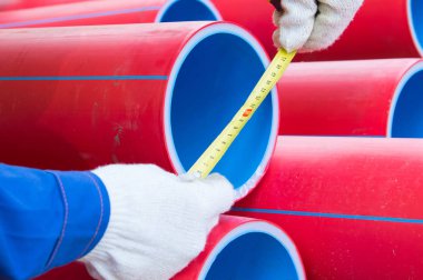 plastik boruların çapını ölçmek için yakın çekim, bant ölçüleri, elektrik kablolarıdama