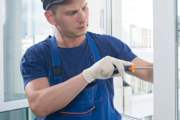 Trabajador Uniforme Azul Ajusta Cierre Correcto Apertura Una Ventana Plástico — Foto de Stock