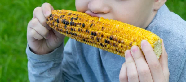 Lány Kezét Tartja Kukorica Harap Étvágy Ellen Zöld Pázsit Közelíti — Stock Fotó