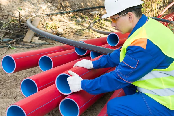 Trabajador Construcción Comprueba Calidad Las Tuberías Plástico Antes Instalarlas — Foto de Stock