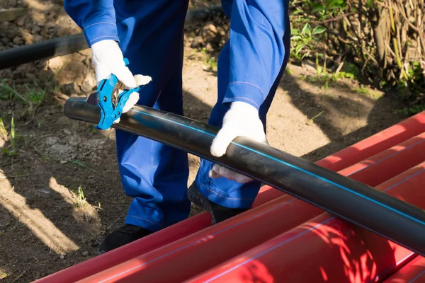 Trabajador Corta Pedazo Tubo Plástico Con Tijeras Especiales — Foto de Stock