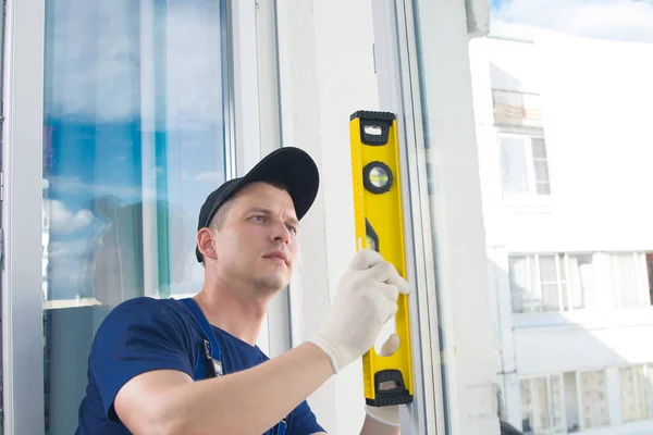 Trabajador Uniforme Azul Con Ayuda Nivel Amarillo Comprueba Correcta Instalación — Foto de Stock