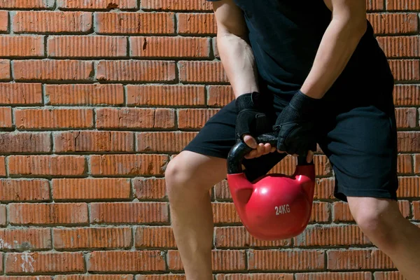 Uno Sfondo Mattone Arancione Uomo Uniforme Nera Pratica Sport Solleva — Foto Stock