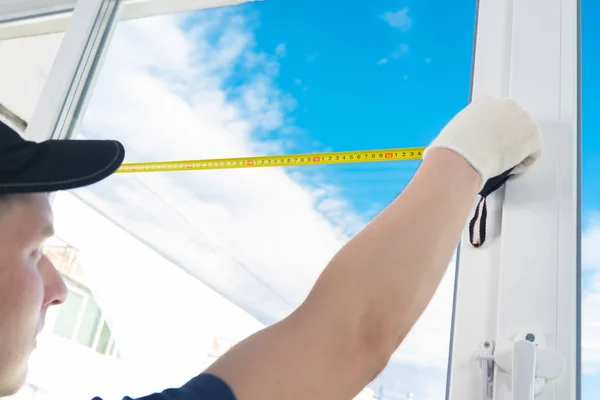 Trabajador Tocado Azul Contra Cielo Mide Longitud Una Ventana Doble — Foto de Stock