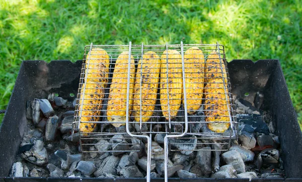 Maíz Mazorca Frito Sobre Carbones Una Barbacoa Sobre Fondo Hierba —  Fotos de Stock