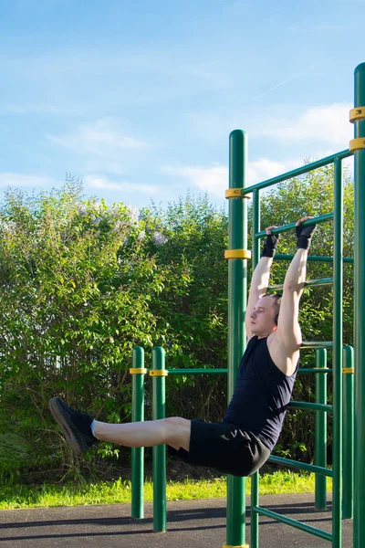 Hombre Haciendo Deporte Aire Libre Haciendo Ejercicio Prensa Una Escalera — Foto de Stock