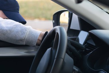 hırsızlar el arabanın önünden bir telefon çalar