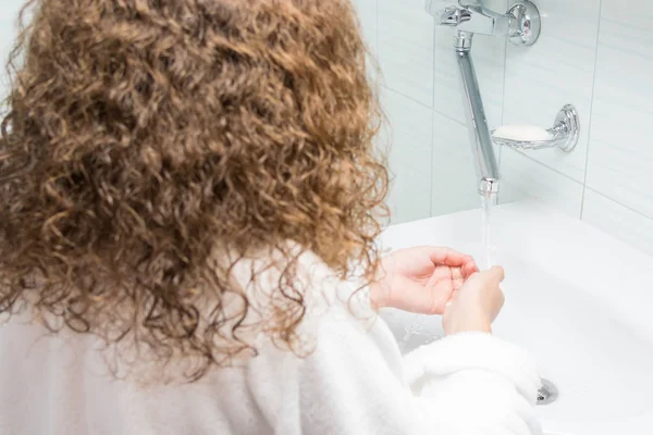Beyaz Bornoz Kıvırcık Saçlı Kız Banyoda Ile Ellerini Yıkar — Stok fotoğraf