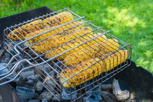 Mazorcas Maíz Parrilla Sobre Carbones Vista Superior Primer Plano —  Fotos de Stock