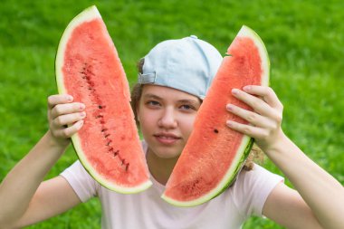 kız kırmızı karpuz iki dilim arkasında saklanıyor