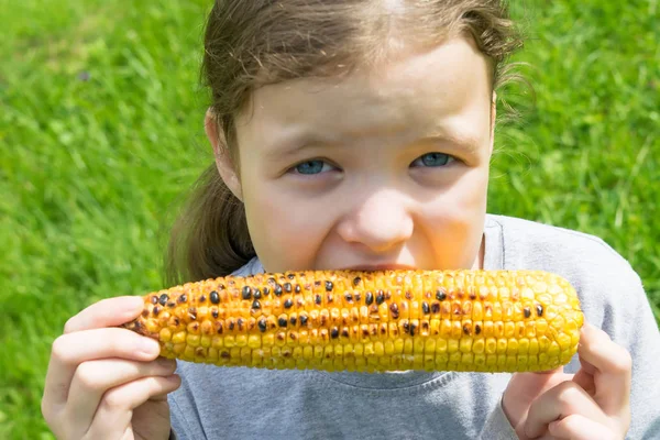 Lány Eszik Egy Pörkölt Kukorica Cob Vértes Kilátás — Stock Fotó