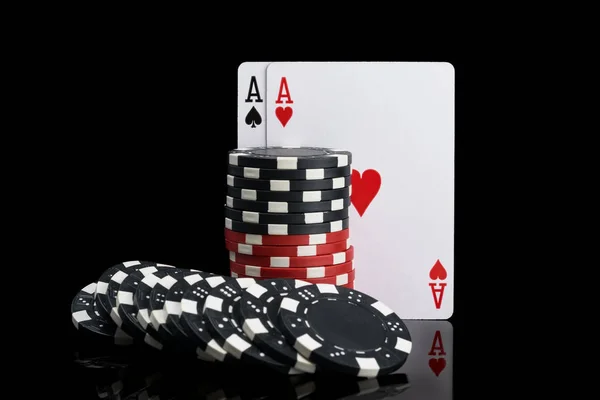Siyah Bir Arka Plan Üzerinde Iki Kart Siyah Kırmızı Poker — Stok fotoğraf