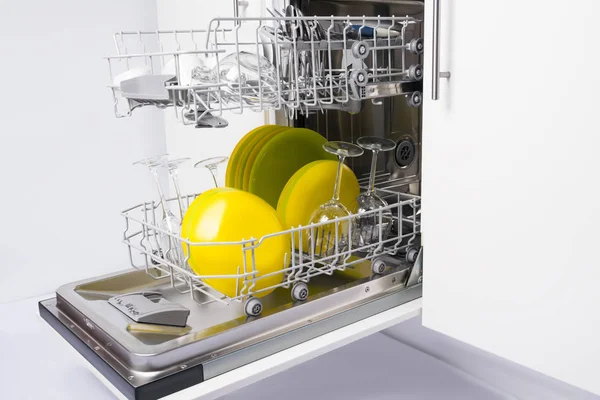 Mutfak Seti Içinde Temiz Bulaşıkları Ile Dahili Bulaşık Makinesinden Kapı — Stok fotoğraf