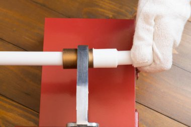 yakın çekim, işçilerin beyaz eldiven teslim, montaj süreci, polipropilen boru lar yapışıklıklar,