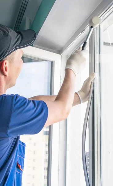 Trabajador Con Uniforme Azul Instala Una Ventana Doble Acristalamiento Marco — Foto de Stock