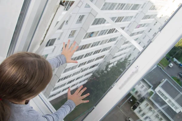 Child Girl Pushes Mosquito Net Out Window Dangerous Situation Background — Stock Photo, Image