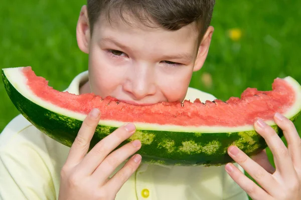 Närbild Barn Pojke Som Äter Stor Bit Vattenmelon Bakgrund Grönt — Stockfoto