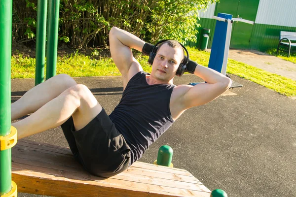 Adam Spor Yapıyor Açık Havada Basında Egzersiz Yapıyor Bankta Müzik — Stok fotoğraf