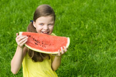 kız elinde karpuz büyük bir kırmızı dilim tutarak ve gülümseyerek