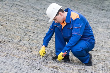tulum işçi taşlardan yapay bir göl manzara yapar
