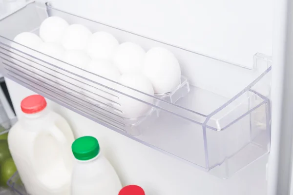 Açık Bir Buzdolabının Kapısında Raflarda Çiftlik Süt Ürünleri Yumurta — Stok fotoğraf