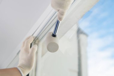 işçilerin beyaz eldiven eller, yolun onarım bölümünde, bir araba taşımak