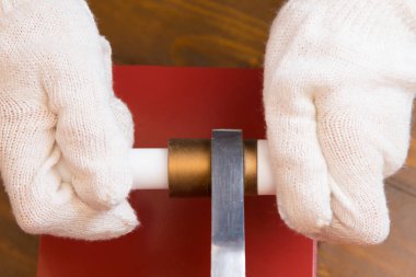 işçilerin beyaz eldiven eller, yolun onarım bölümünde, bir araba taşımak