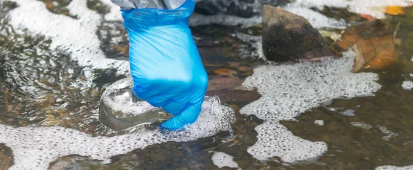 Рука Защитной Перчатке Собирается Пробирке Жидкости Воды Образца Крупным Планом — стоковое фото