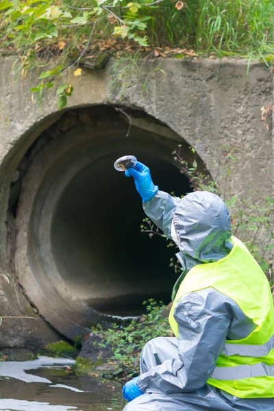 Científico Traje Protección Máscara Fondo Tubería Drenaje Mirando Las Instalaciones — Foto de Stock