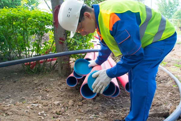 Trabajador Uniforme Protector Inserta Una Tapa Tubos Plástico Para Proteger — Foto de Stock